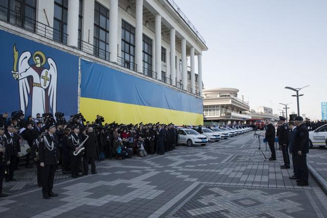 Петр Порошенко выступает перед полицейскими