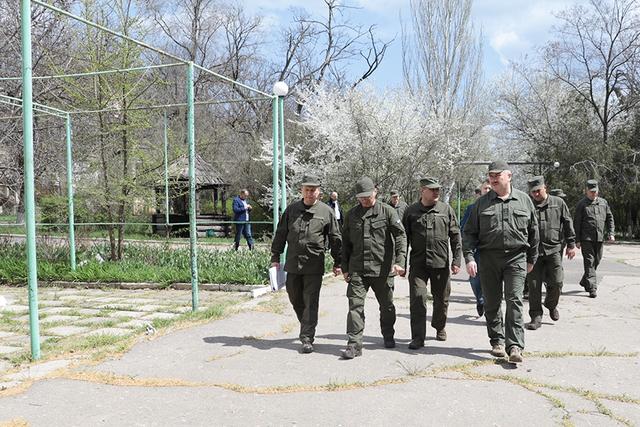 Юрій Аллеров оглядає санаторій «Зелений мис»