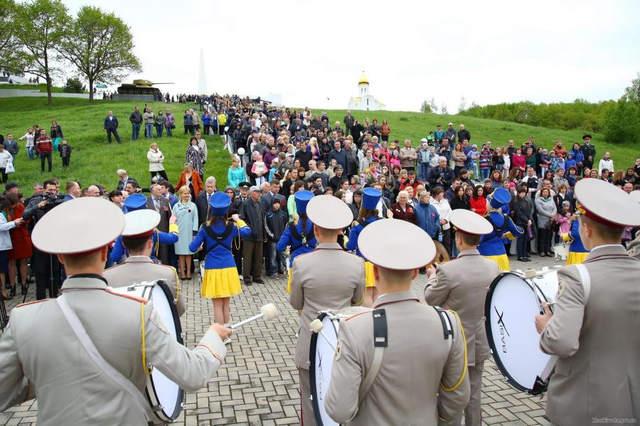святкування на меморіальному комплексі в смт Солоницівка