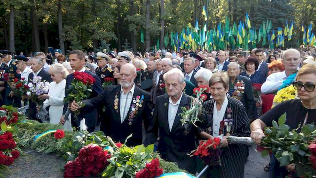 Покладання квітів на Мемориалі Слави