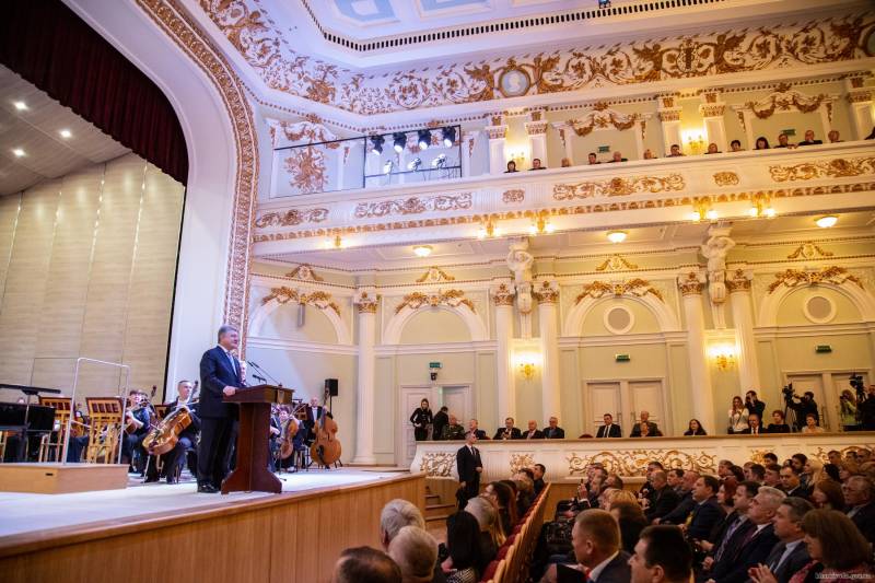 Фото: kharkivoda.gov.ua Порошенко посетил первый концерте в большом зале филармонии