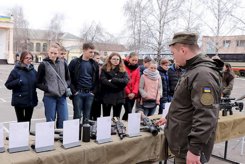 Школьники в гостях у гвардейцев