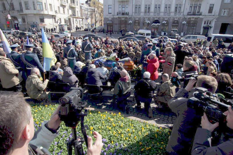 Харьковчане на коленях почтили память Яны Червоной