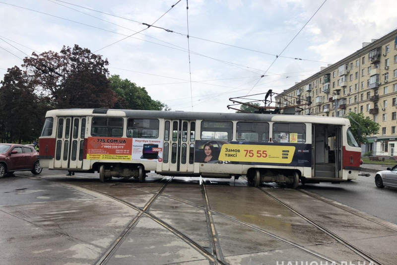 Трамвай погнался за легковушкой