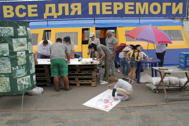 Біля «улюбленого» намету Кернеса малювали претензії до Кернеса