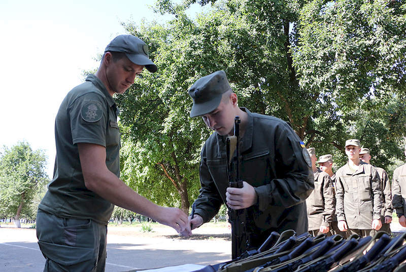 Вручення особистої зброї