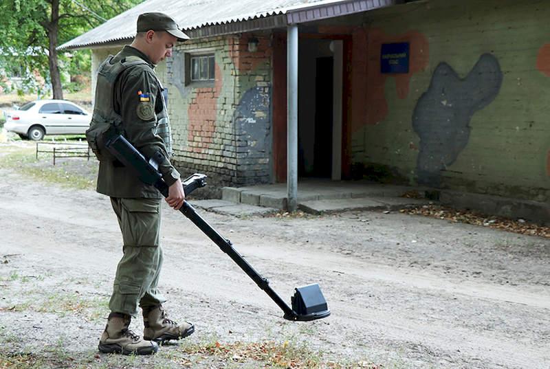 гвардейцы изучают минную безопасность