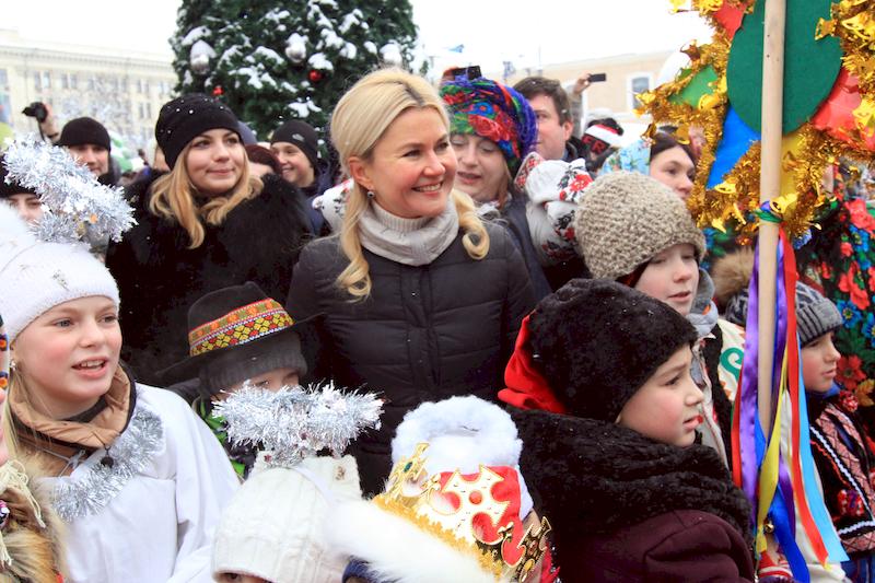 Юлія Світлична з учасниками вертепу
