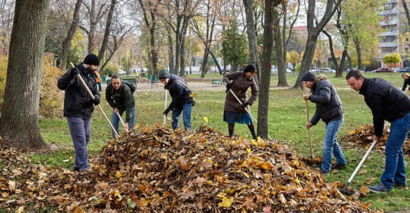 Субботник по уборке территории города