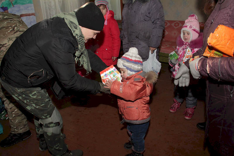 Подарунки дітям у «сірій зоні»