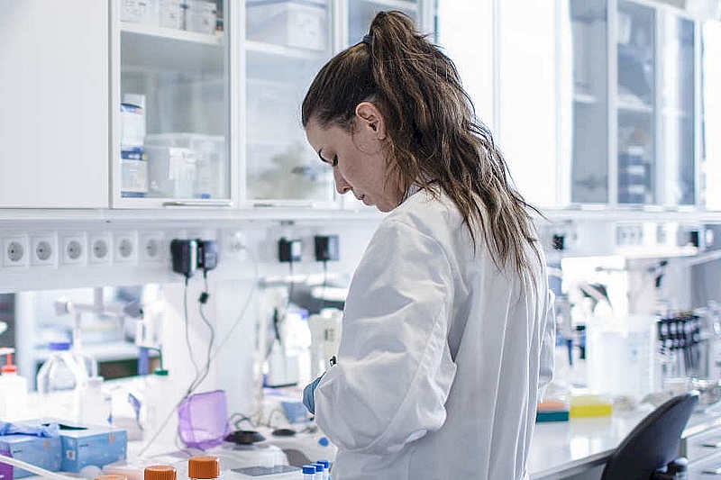 Ученый работает над вакциной против COVID-19 в Университете Копенгагена. Дания, 23 марта 2020