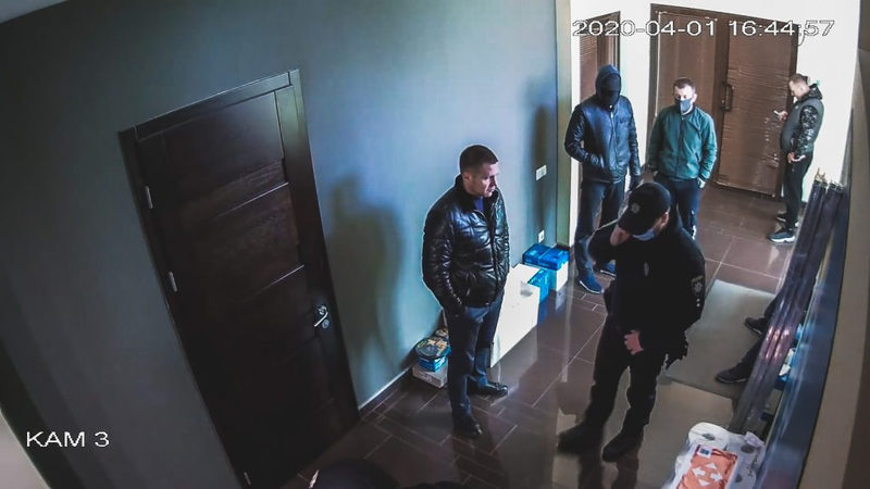 Рейдеры с полицейскими захватывают завод