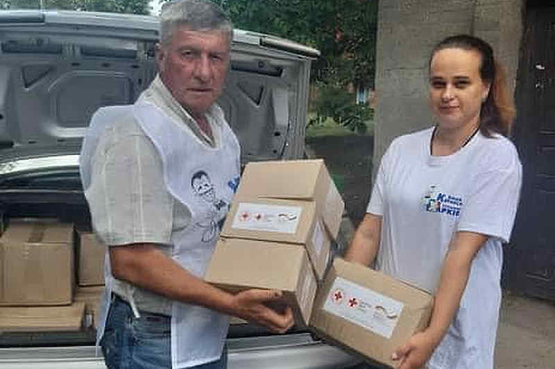 Блок Кернеса раздает гуманитарку Красного Креста