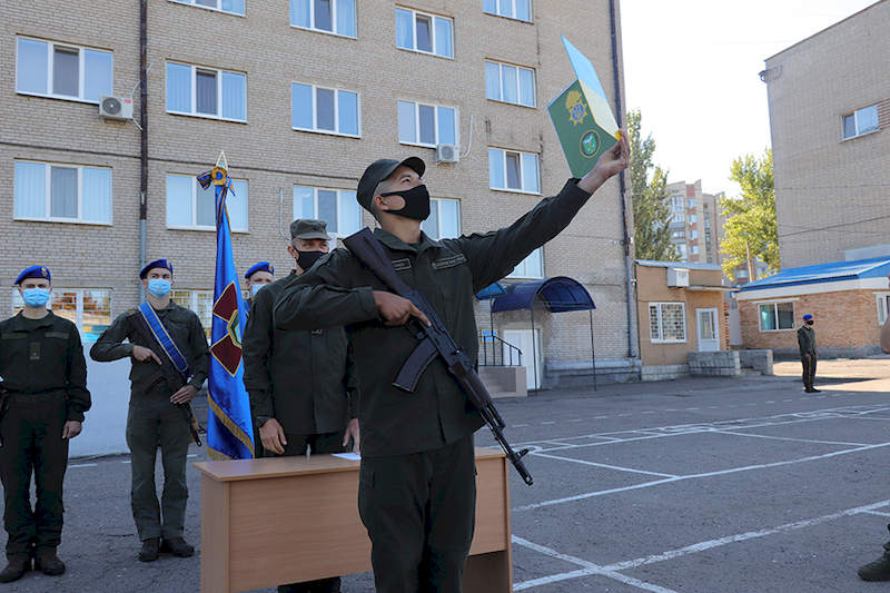 Гвардеец принимает присягу