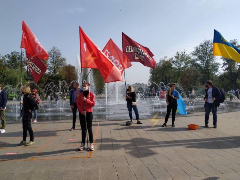 акція біля фонтана