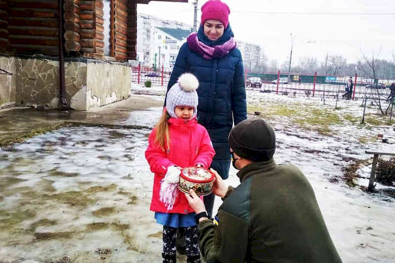 Гвардейцы проведали детей погибших побратимов