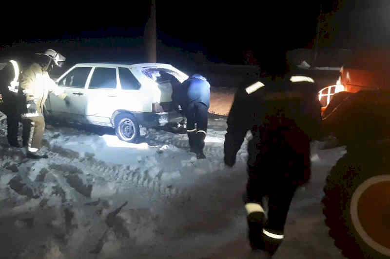 Рятувальники витягують автомобіль