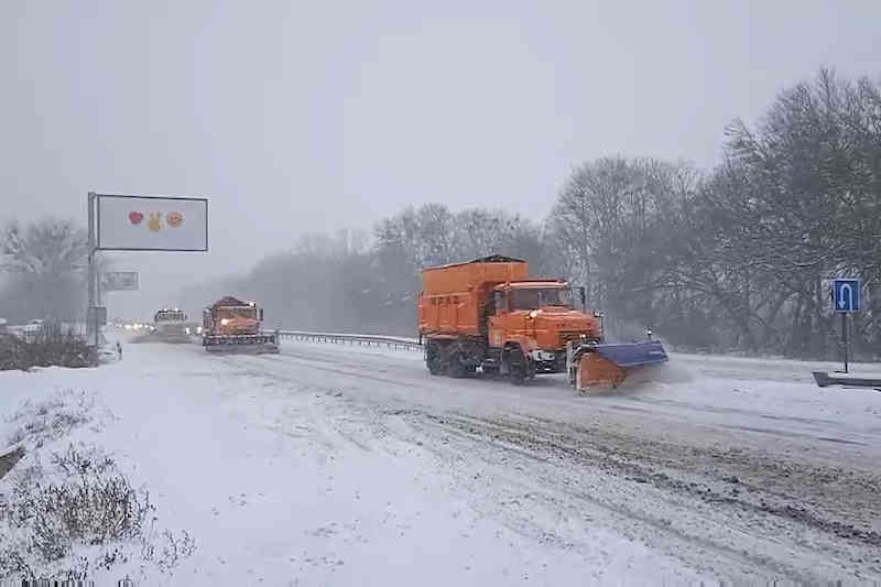 Очищення дороги від снігу