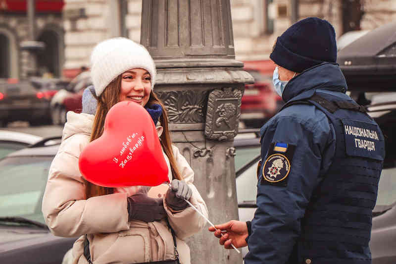 Гвардейцы дарят валентинки