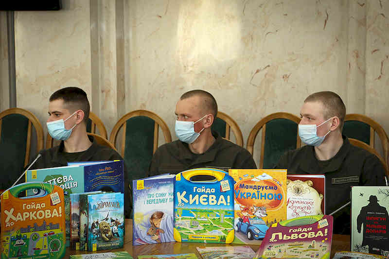 Передача книг гвардійцям