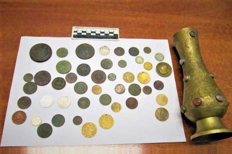 Старовинні вази з монетами і медалі