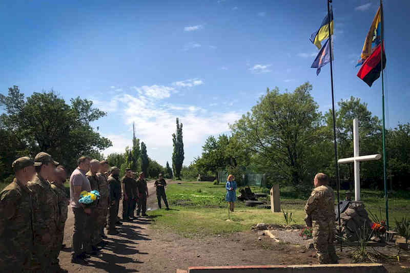 Бойцы «Донбасса» у могилы павших товарищей
