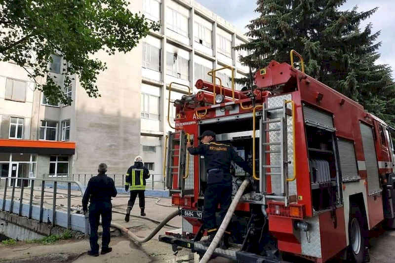 Рятувальники гасять пожежу