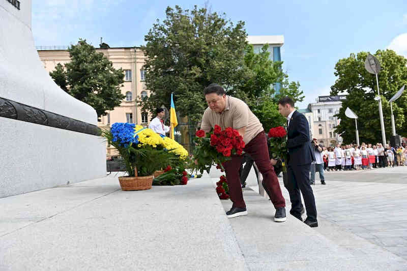 Олександр Фельдман покладає квіти
