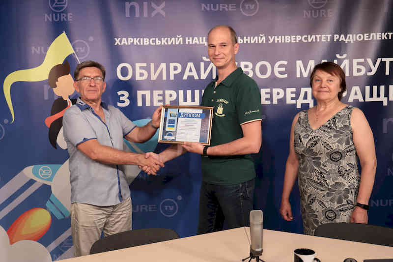Вручення грамоти медиацентру ХНУРЕ