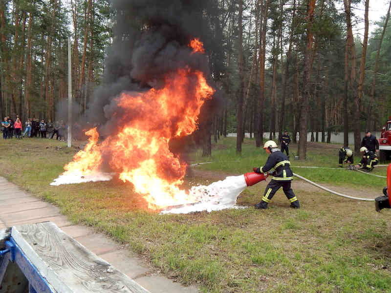 Першокурсники НУЦЗУ гасять пожежу