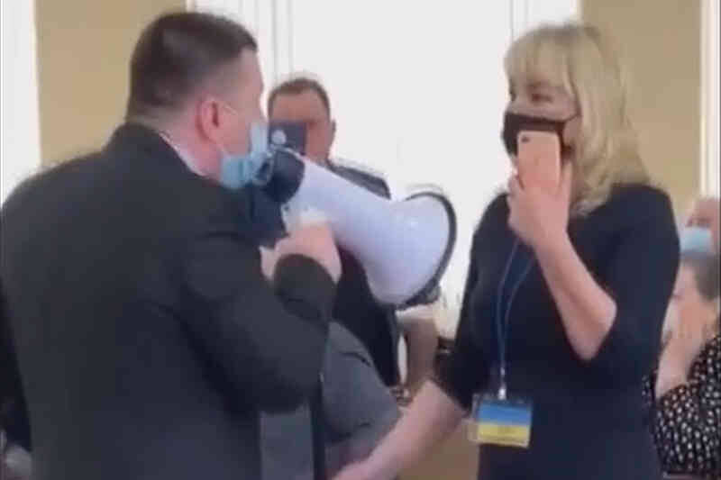 Денис Штейман нападает на журналистку
