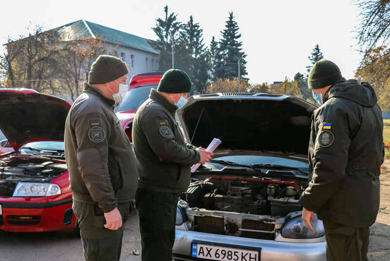 Огляд особистого автотранспорту гвардійців