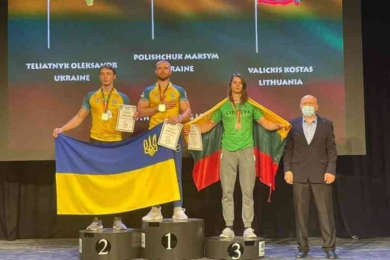 Чемпіони з армрестлінгу