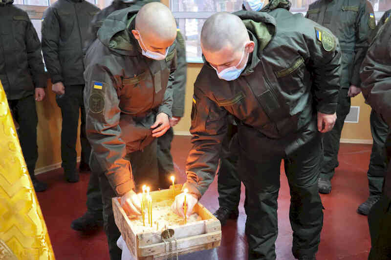 Гвардейцы зажгли свечи