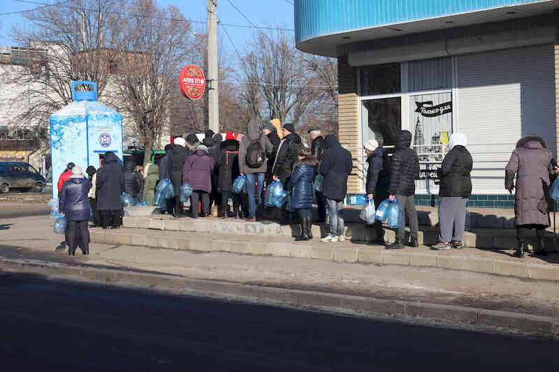 Черга по воду до кіоску «Кулиничі» Черга по воду