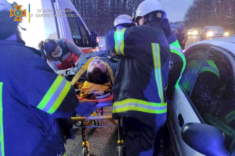 Транспортировка пострадавшего в карету скорой помощи