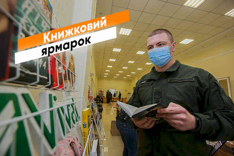 Станислав Новицкий держит в руках «Дело Василия Стуса»