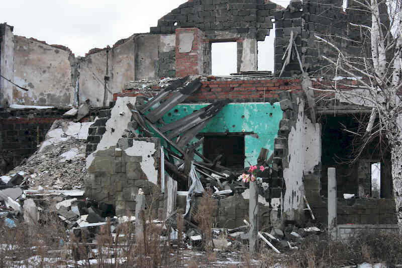 Дом, разрушенній российским снарядом