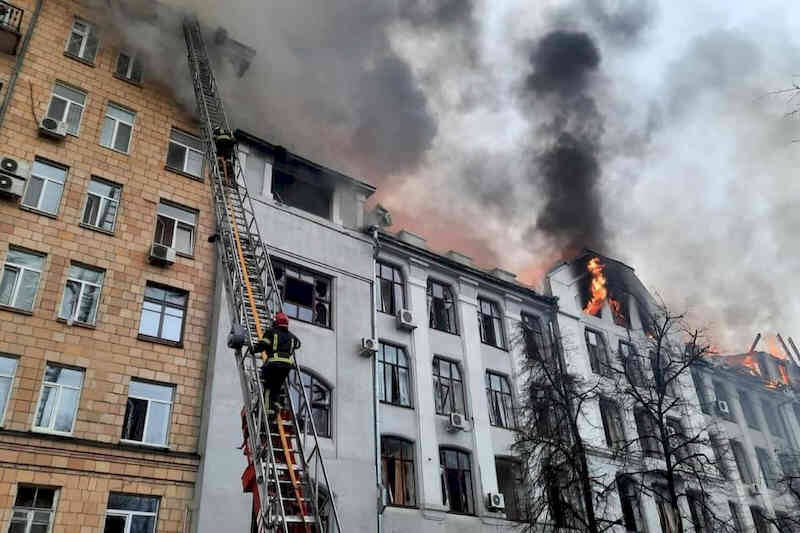 Будівля університету після обстрілу