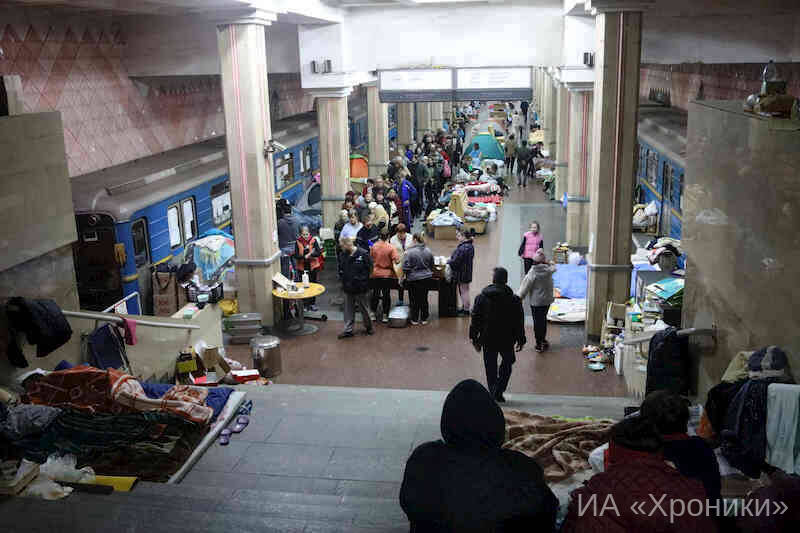 Харків’яни ховаються від обстрілів у метро