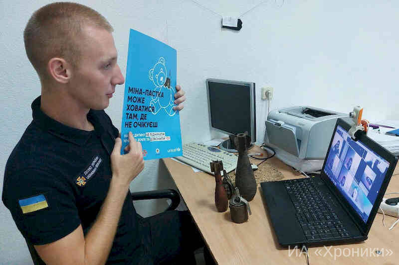 Рятувальник навчає дітей правилам мінної безпеки