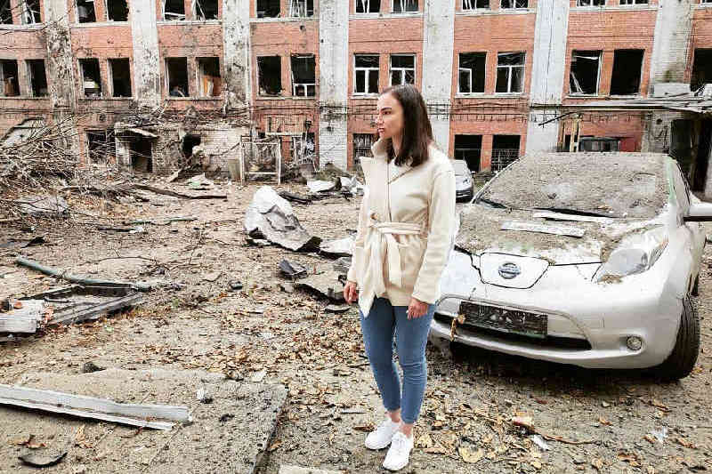 Алина Мустафаева на фоне разбитого производственного здания ООО «Автоэнтерпрайз»