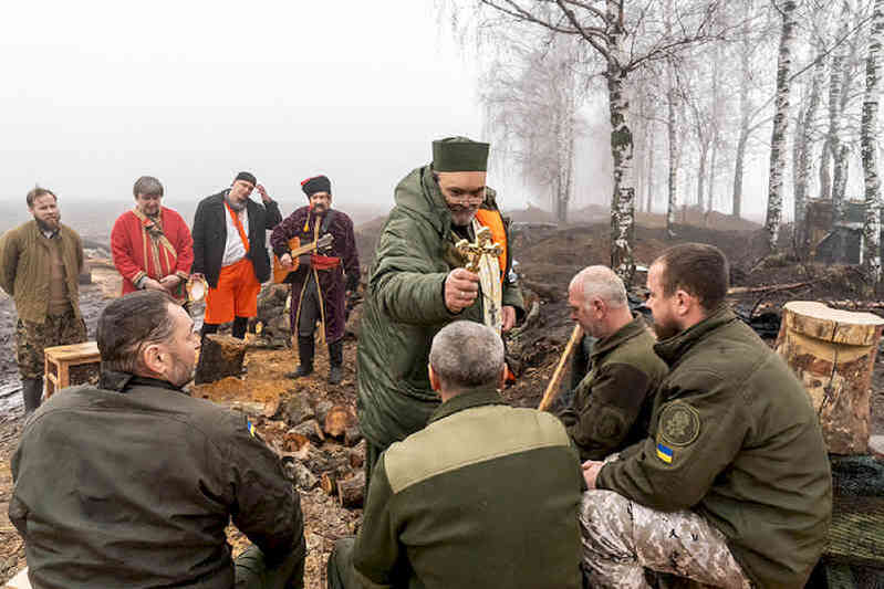 Гвардейцы празднуют Рождество Христово в окопах