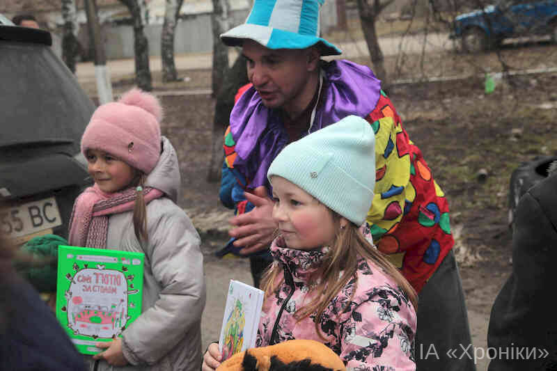 Антон Монтана грає з дітьми Грушівки