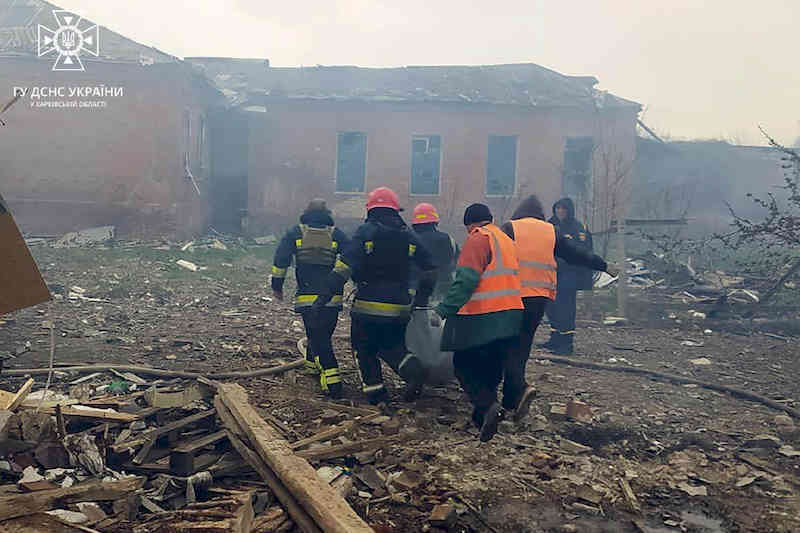 Рятувальники несуть тіло загиблого