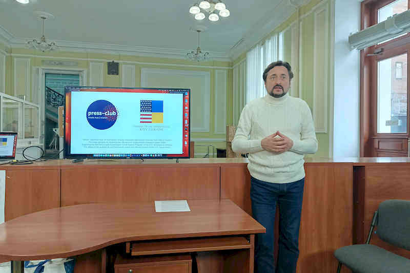 Александр Швец рассказывает зрителям о созданных фильмах