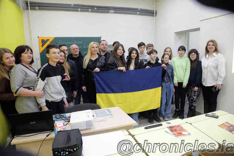 Камалія зі школярами Пісочинського ліцею