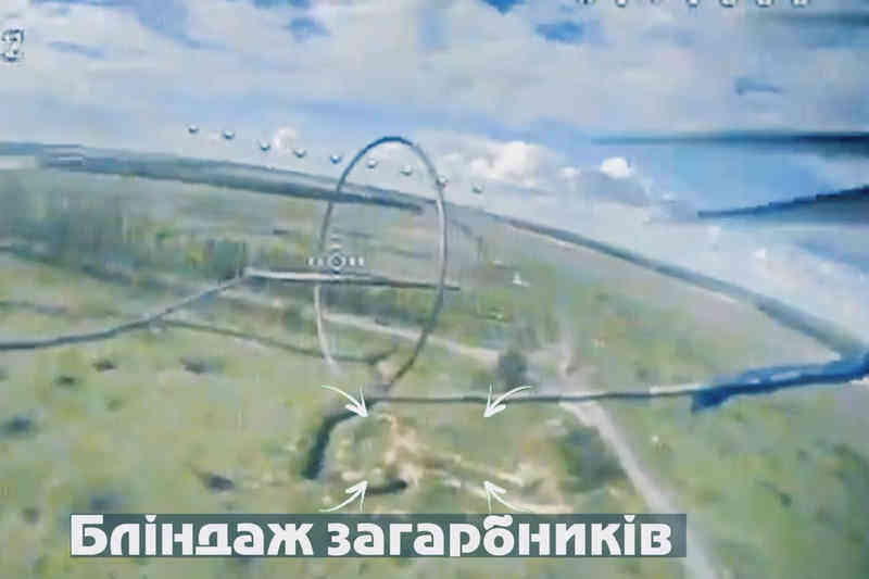 Дрон подлетает к блиндажу