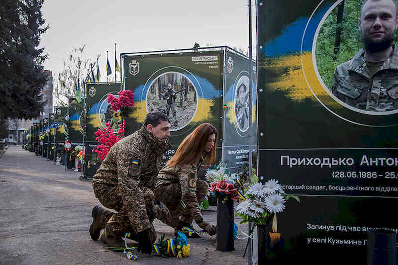Возложение цветов к памятникам погибшим украинским героям