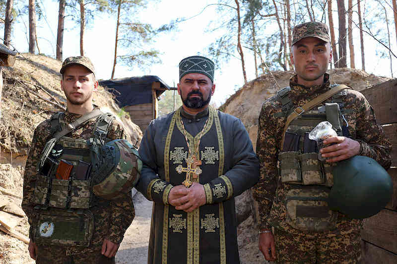 Капелан на позиції у гвардійців